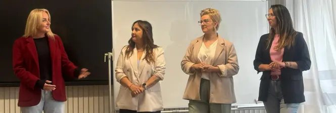 Przedstawicielki Akademii Kreatywnego Stylu na podwyższeniu w szkole