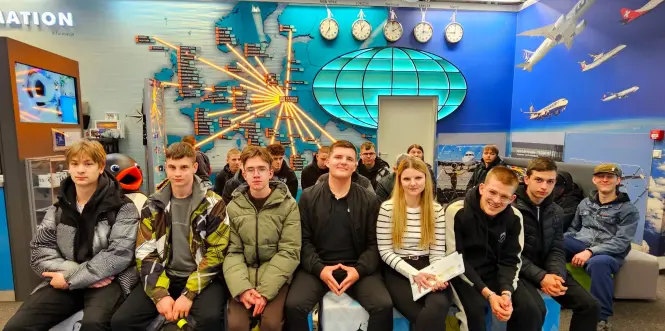 Uczniowie szkoły z opiekunka w poczekalni lotniska Balice