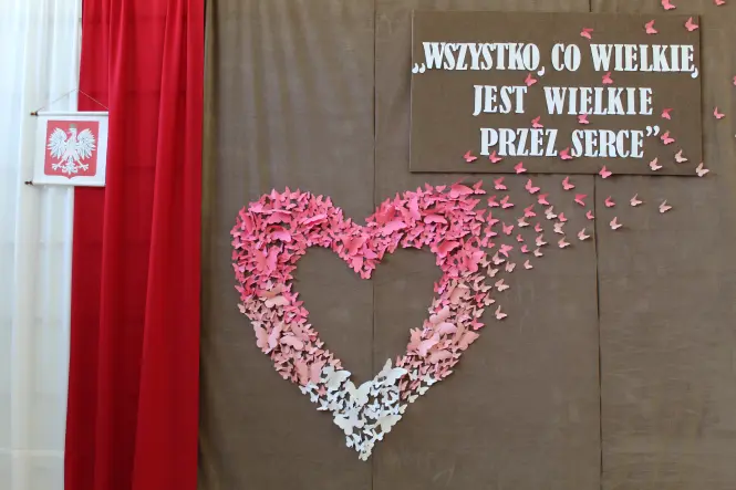 Dekoracja na uroczystej akademii na Dzień Edukacji Narodowej- serce z motylków