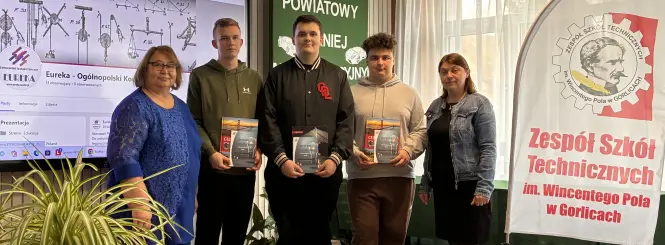 Laureaci konkursu Eureka wraz z Dyrekcją