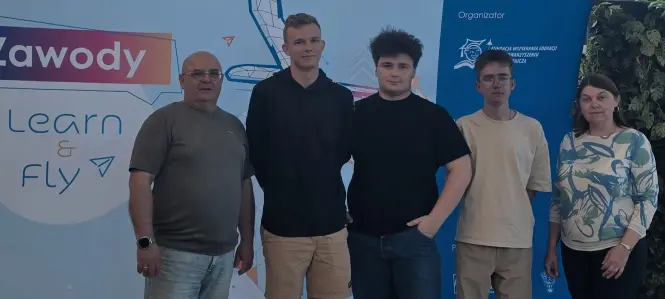 Finaliści konkursu lotniczego z opiekunami