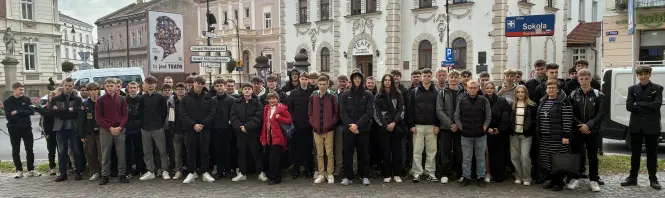 Grupa młodzieży z opiekunami przed Teatrem w Rzeszowie