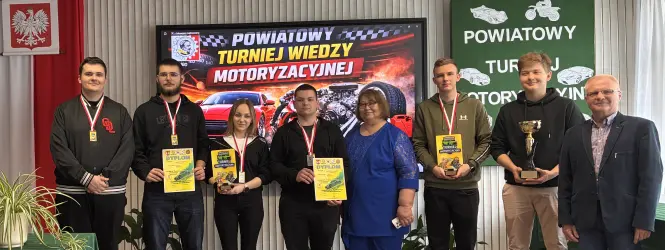 Zwycięzcy konkursu motoryzacyjnego wraz z opiekunem i Dyrekcją