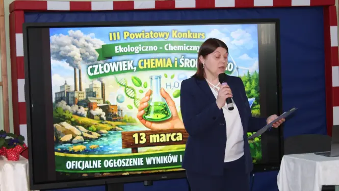 Główna organizatorka konkursu z plakatem w tle