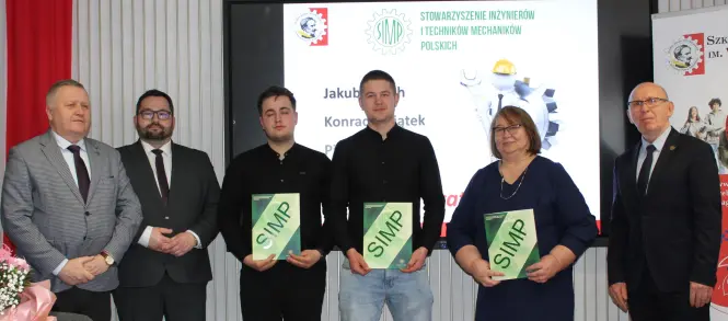 Dyrekcja, oficjele i nagrodzeni absolwenci