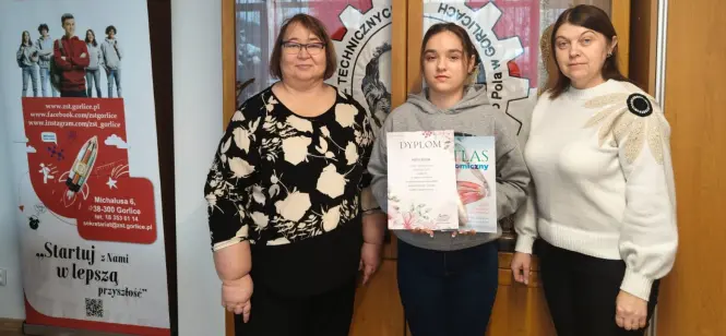 Uczennica wraz z Dyrekcją i nauczycielką prezentuje dyplom