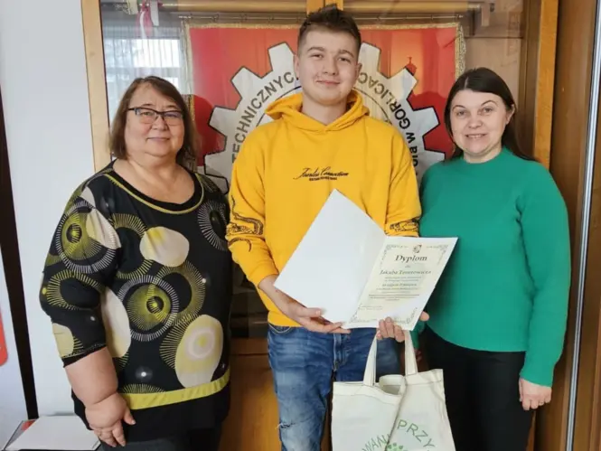 Uczeń Tenerowicz w otoczeniu Dyrekcji i opiekunki