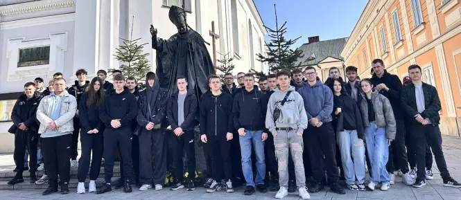 Grupa młodzieży wraz z opiekunami w Wadowicach