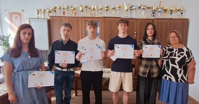 Finaliści konkursu z angielskiego z opiekunkai Dyrekcją