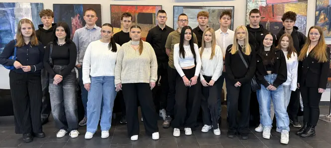 Grupa młodzieży z wychowawczynią w teatrze