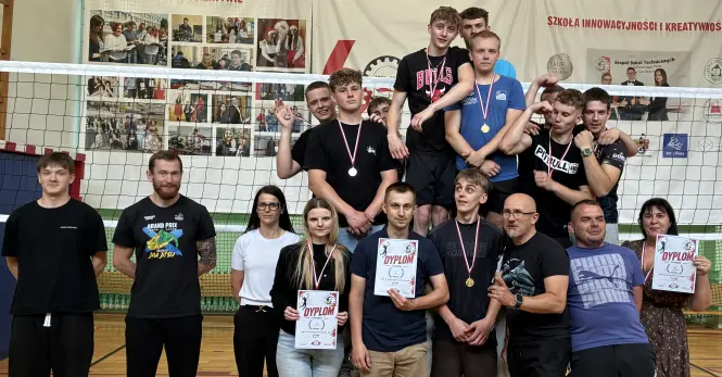 Finaliści trójek siatkarskich na podium w otoczeniu organizatorów i wychowawców