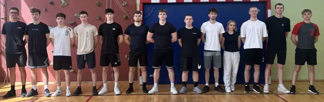 Drużyna uczniów na mecz z nauczycielami